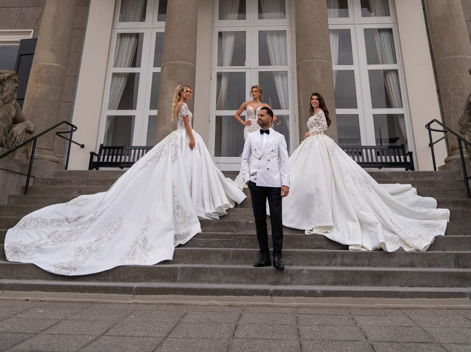 Alberto Axu met bruiden voor de Bruidswinkel & Atelier in Zeist